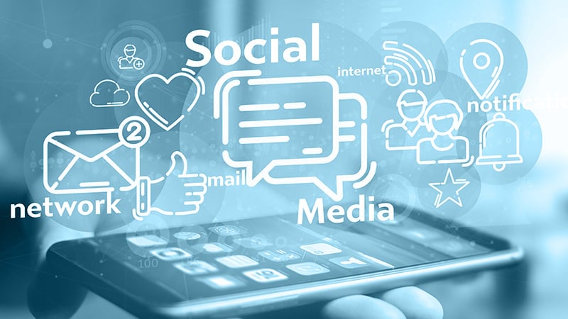 Abbildung Smartphone mit Illustration zu Social Media Interaktionen 