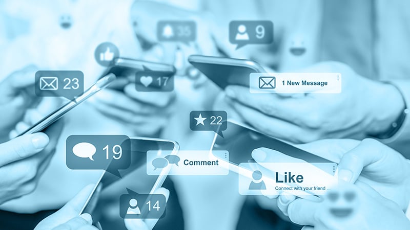 Hände halten Smartphones, es werden die Anzahl an Mails, Chats und Likes angezeigt
