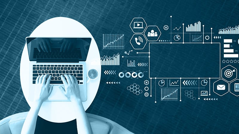 Darstellung eines geöffneten Laptops von oben mit tippenden Händen, daneben eine Illustration verschiedenen Diagramme