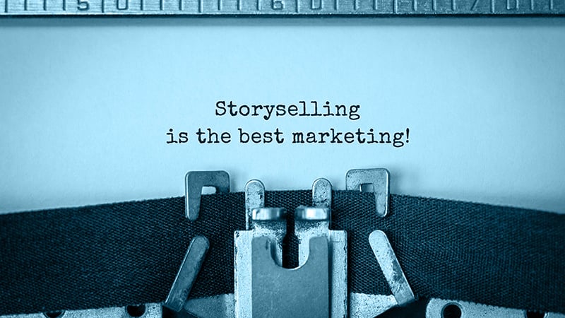 Nahaufnahme Schreibmaschine mit dem getippten Text "Storyselling is the best marketing!"