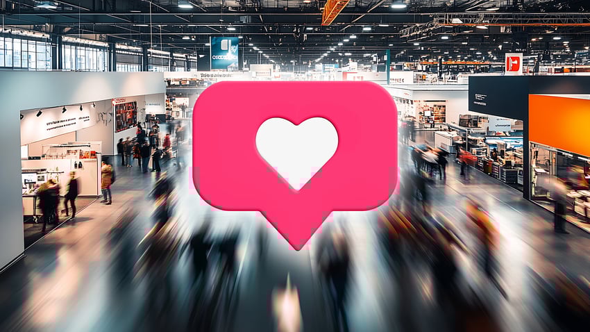 Verschwommene Messe Aufnahme mit großem Social Media Herz in der Mitte