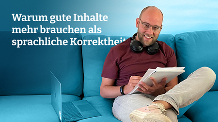 PR-Text-Experte Tobias Wesselmann bei der Textkorrektur