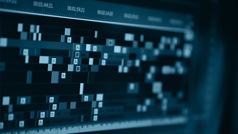 Bildschirm mit geöffneter Video-Schnittsoftware und mehreren Spuren – moderne Postproduktion als Teil einer professionellen Video-Marketing-Strategie.