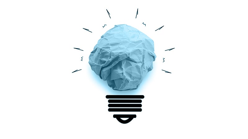 Zerknülltes blaues Papier als Symbol für eine Glühbirne – sinnbildlich für kreative Ideen in der emotionalen B2C-Kommunikation.