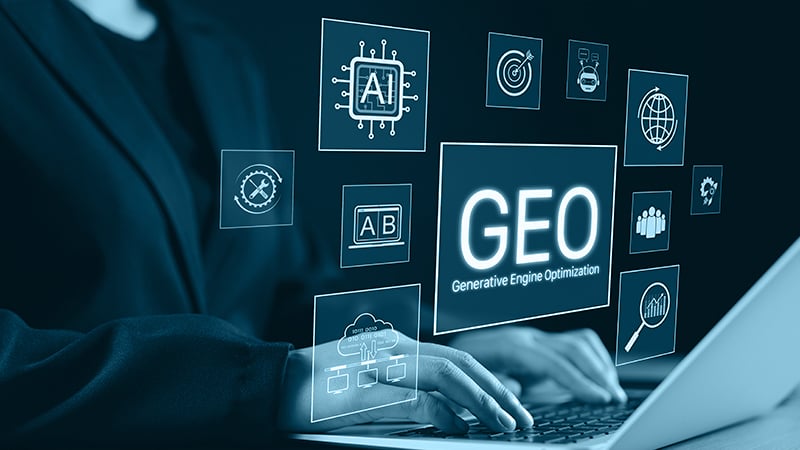 2Person tippt auf Laptop, umgeben von virtuellen Symbolen zu SEO, KI und Datenanalyse – Fokus auf Generative Engine Optimization (GEO)