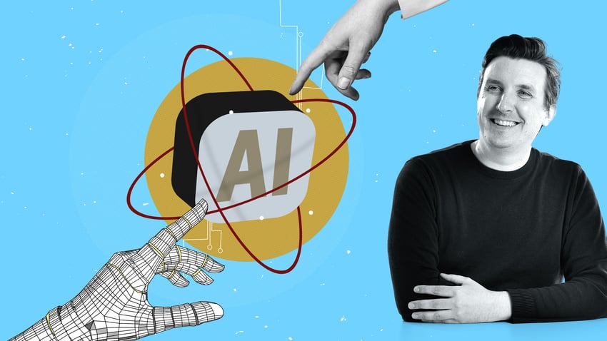 Unser Autor mit Abbildungen einer menschlichen Hand und einer digitalen Roboterhand, die auf ein zentrales AI-Symbol zeigen – Sinnbild für die Zusammenarbeit von Mensch und Künstlicher Intelligenz in der Kreation