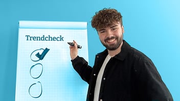 Unser Autor Tim macht den Trendcheck am Whiteboard