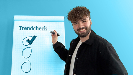Unser Autor Tim macht den Trendcheck am Whiteboard