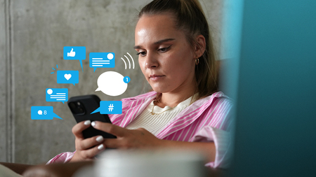 Unsere Autorin mit einem Smartphone in der Hand