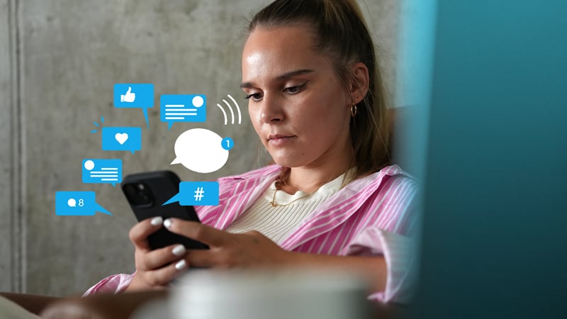 Unsere Autorin Angelina mit dem Smartphone beschäftig