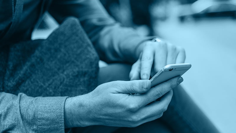 Person tippt auf einem Smartphone Screen