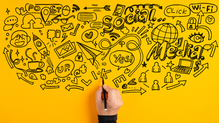 Hand zeichnet auf gelbem Hintergrund eine kreative Social-Media-Collage mit Symbolen für Posts, Likes, Nachrichten und digitale Vernetzung.